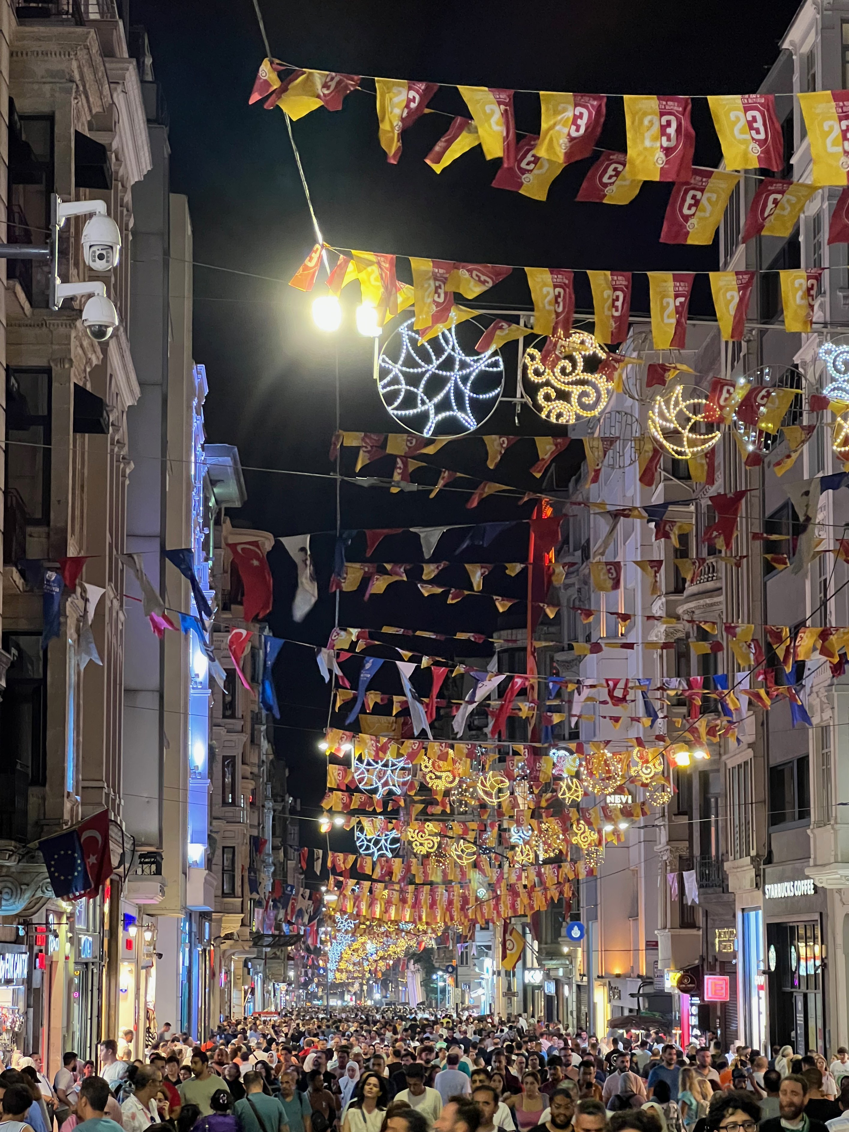 İstiklal Caddesi by night
